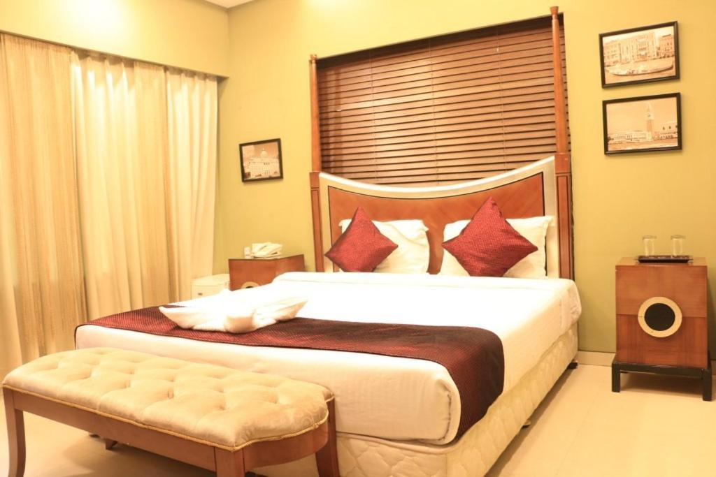 Jalsa Hotel & Banquets,Indore Eksteriør billede