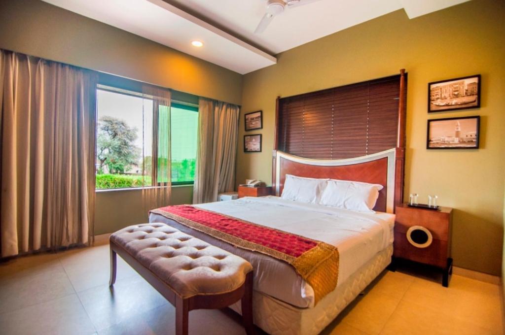 Jalsa Hotel & Banquets,Indore Eksteriør billede