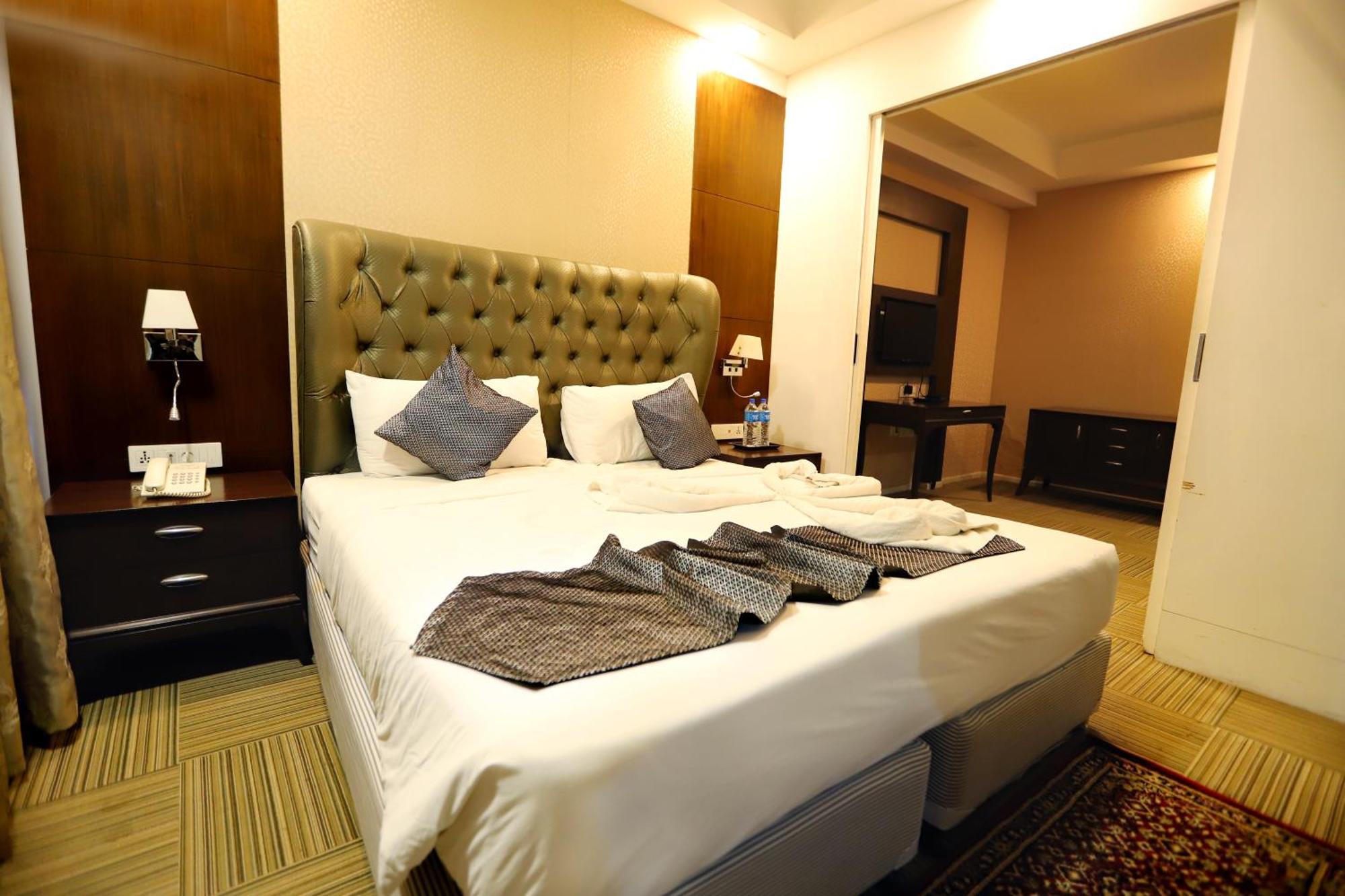 Jalsa Hotel & Banquets,Indore Eksteriør billede